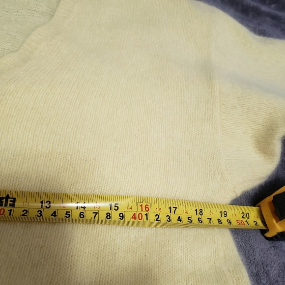 Beautiful Yellow Wool Angora I V-neck Sweater - Picture 8 of 12